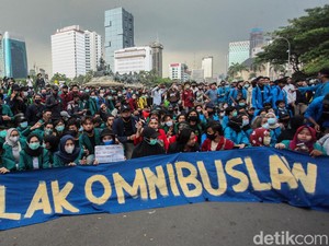 Pukulan Mundur Upah Minimum dalam UU Cipta Kerja