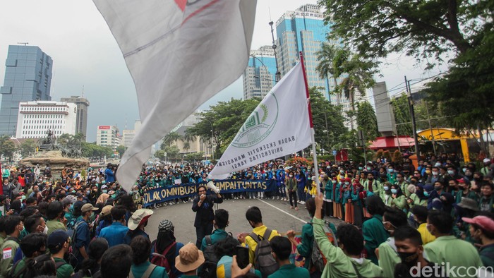 Hujan mengguyur kawasan Patung Kuda Arjuna Wiwaha, Jakpus. Massa demo menolak omnibus law UU Cipta Kerja mulai membubarkan diri.