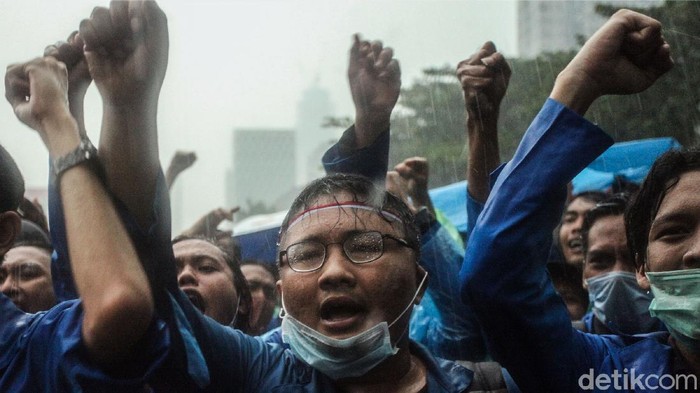 Diguyur Hujan, Massa Demo Omnibus Law Bubarkan Diri Hujan mengguyur kawasan Patung Kuda Arjuna Wiwaha, Jakpus. Massa demo menolak omnibus law UU Cipta Kerja mulai membubarkan diri.