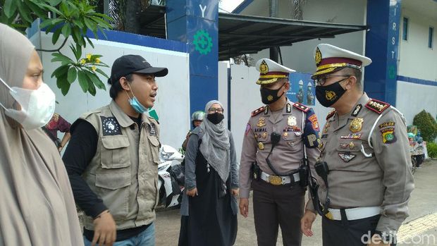 Dirlantas Polda Metro Jaya Kombes Sambodo Purnomo Yogo menyisir Jalan Medan Merdeka Selatan (Sachril Agustin/detikcom)