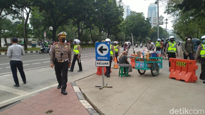 Dirlantas Polda Metro Jaya Kombes Sambodo Purnomo Yogo menyisir Jalan Medan Merdeka Selatan (Sachril Agustin/detikcom)