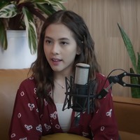 SyahidAda satu nama pria lagi yang pernah disebut dalam kisah cinta Adhisty Zara yakni Syahid. Zara pernah bercerita jika Syahid adalah pacar pertamanya ketika TK. Sayangnya mereka tidak lagi dekat setelah pisah sekolah. Foto: dok. CXO Media YouTube