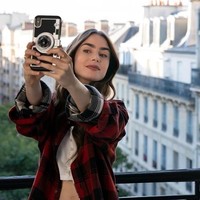 Meski sederhana, tampilan berikut juga merupakan salah satu gaya terbaik Emily Cooper. Kali ini Emily memakai crop top berkancing yang dipadukan dengan kemeja flannel. Foto: Netflix/Instagram