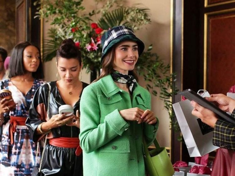 10 Gaya Terbaik Lily Collins Si Emily in Paris yang Bisa Jadi Inspirasi Kamu