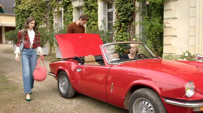 Blazer bermotif bisa menyelamatkan gaya sederhana kamu di akhir pekan ini. Kamu bisa mencontek inspirasi dari Emily berikut. Foto: Netflix/Instagram