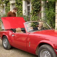 Blazer bermotif bisa menyelamatkan gaya sederhana kamu di akhir pekan ini. Kamu bisa mencontek inspirasi dari Emily berikut. Foto: Netflix/Instagram