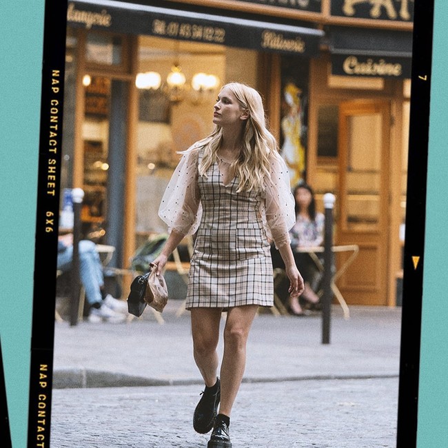 Dress tak perlu selalu dipadukan dengan high heels. Coba saja tengok gaya Camille berikut ini. Foto: Netflix/Instagram