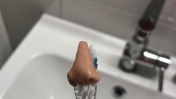 Hidung lepas? Bukan detikers, itu adalah pasta gigi. Foto: Bored Panda