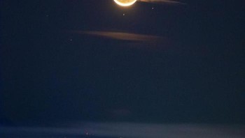 Saturnus? Masa? Itu Bulan loh. Foto: Bored Panda