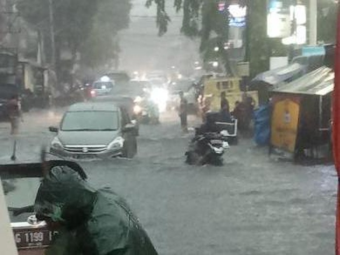 Genangan terjadi di Jalan Percetakan Negara Raya, Rawasari, Jakpus, usai diguyur hujan deras (dok. Istimewa)