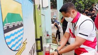 Sebelum masuk ke dalam Puskesmas, dia juga menggunakan kartu relawan, masker, dan mencuci kedua tangan sebagai salah satu poin utama protokol kesehatan COVID-19. 