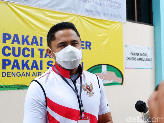 Wakil Bupati Kabupaten Bandung Barat Hengky Kurniawan resmi mendapatkan suntikan vaksin Sinovac COVID-19 hari ini, Jumat (16/10/2020). Dia dinyatakan resmi setelah mendapatkan hasil swab test negatif yang dilaksanakan pada Selasa (13/10) lalu.