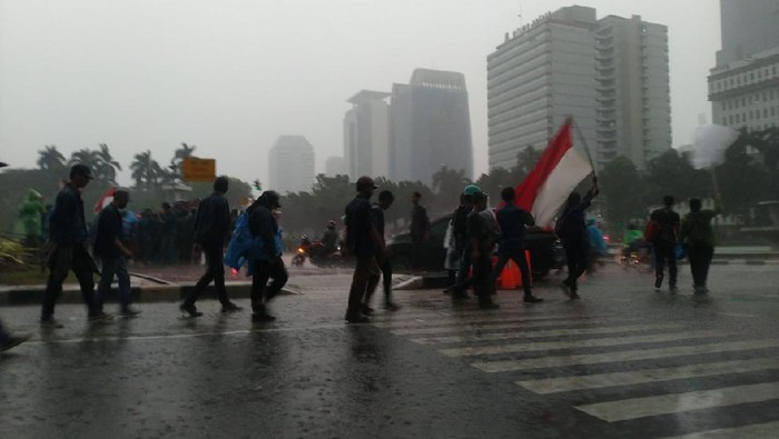 Hujan Guyur Patung Kuda, Massa Demo Tolak Omnibus Law Bubar