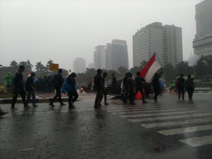 Hujan Guyur Patung Kuda, Massa Demo Tolak Omnibus Law Bubar
