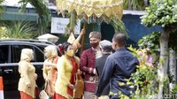Indra sempat berdiskusi sebentar jelang memasuki area rumah istrinya itu. Pool/Noel/detikFoto.