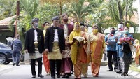 Indra Priawan dan rombongan keluarganya saat tiba di kediaman Nikita Willy di kawasan Jatiwaringin, Jakarta Timur pada Jumat (16/10). Pool/Noel/detikFoto.