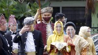 Indra terlihat gagah dengan busana khas Minangkabau berwarna merah. Pool/Noel/detikFoto.
