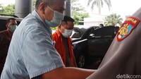 Irjen Napoleon Bonaparte terlihat tidak diborgol. Ia digiring masuk dengan pengawalan ketat dari aparat kepolisian.