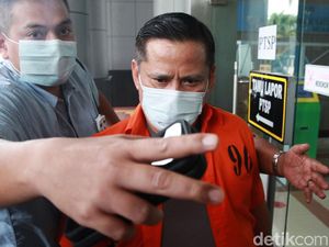 Lepasnya Seragam Korps Bhayangkara 2 Jenderal Saat Dilimpahkan ke Jaksa