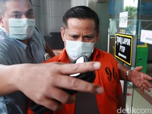 Lepasnya Seragam Korps Bhayangkara 2 Jenderal Saat Dilimpahkan ke Jaksa