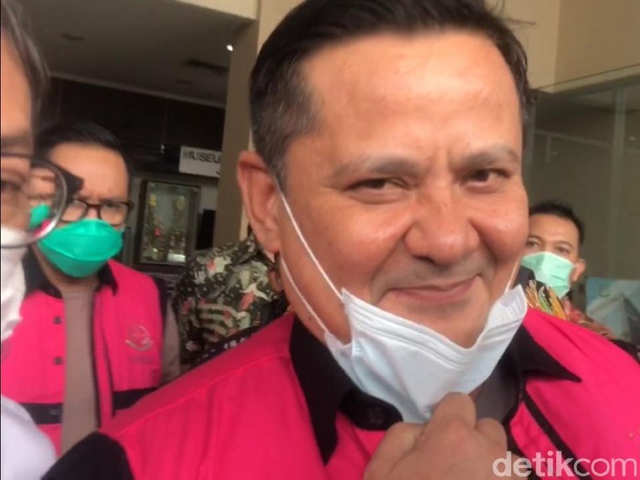 Irjen Napoleon Bonaparte berompi pink saat keluar dari Kejaksaan Negeri Jakarta Selatan
