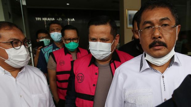 Mantan Kadiv Hubungan Internasional Polri Irjen Pol Napoleon Bonaparte (kedua kanan) dan mantan Karo Korwas PPNS Bareskrim Polri Brigjen Pol Prasetijo Utomo (ketiga kanan) mengenakan baju tahanan saat pelimpahan tahap II kasus dugaan pencabutan red notice atas nama Joko Soegiarto Tjandra alias Djoko Tjandra di Kantor Kejaksaan Negeri Jakarta Selatan, Jakarta, Jumat (16/10/2020). Penyidik Bareskrim Polri melimpahkan tersangka dan barang bukti untuk tersangka Irjen Pol Napoleon Bonaparte, Brigjen Pol Prasetijo Utomo dan pengusaha Tommy Sumardi ke Kejaksaan Negeri Jakarta Selatan untuk segera disidangkan. ANTARA FOTO/Rommy S/wpa/wsj.
