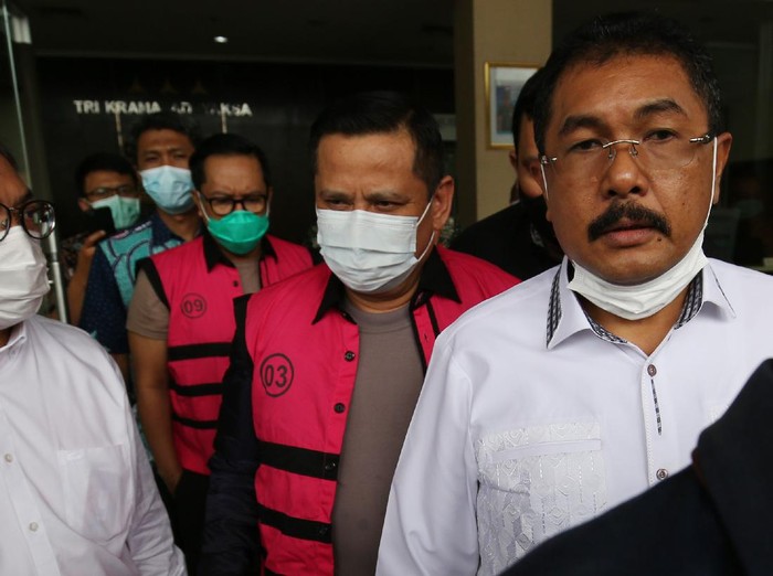 Mantan Kadiv Hubungan Internasional Polri Irjen Pol Napoleon Bonaparte (kedua kanan) dan mantan Karo Korwas PPNS Bareskrim Polri Brigjen Pol Prasetijo Utomo (ketiga kanan) mengenakan baju tahanan saat pelimpahan tahap II kasus dugaan pencabutan red notice atas nama Joko Soegiarto Tjandra alias Djoko Tjandra di Kantor Kejaksaan Negeri Jakarta Selatan, Jakarta, Jumat (16/10/2020). Penyidik Bareskrim Polri melimpahkan tersangka dan barang bukti untuk tersangka Irjen Pol Napoleon Bonaparte, Brigjen Pol Prasetijo Utomo dan pengusaha Tommy Sumardi ke Kejaksaan Negeri Jakarta Selatan untuk segera disidangkan. ANTARA FOTO/Rommy S/wpa/wsj.