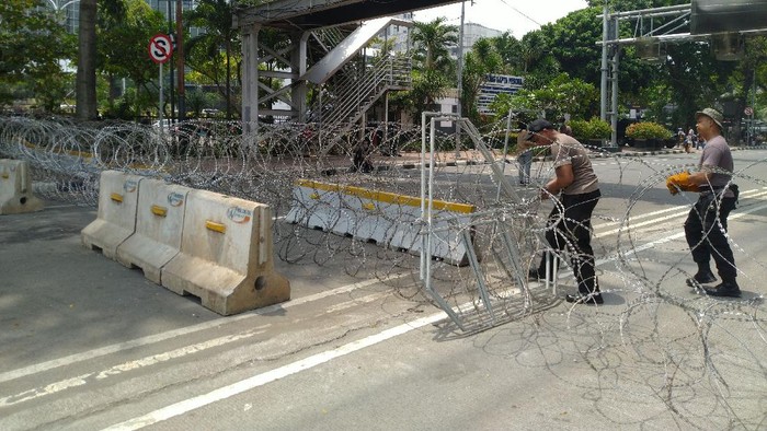 Jalan Medan Merdeka Barat ditutup jelang aksi BEM SI menolak omnibus law UU Cipta Kerja, Jumat (16/10/2020).