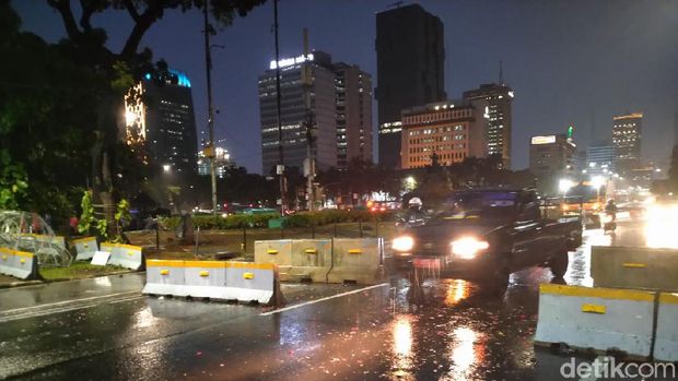 Jalan MH Thamrin arah Jalan Medan Merdeka Barat