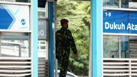 Penjagaan juga dilakukan di Halte TransJakarta Dukuh Atas