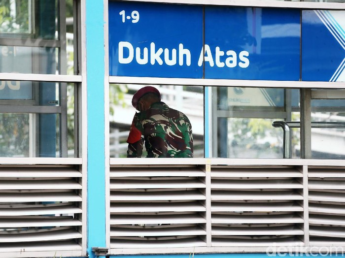 Jelang demo Badan Eksekutif Mahasiswa Seluruh Indonesia (BEM SI), pasukan Marinir disiagakan di fasilitas umum seperti JPO dan Halte Transjakarta di Jalan Sudirman, Jakarta, Jumat (16/10/2020).