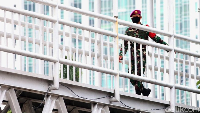 Jelang Aksi BEM SI, Marinir Disiagkan di JPO dan Halte TransJ Jelang demo Badan Eksekutif Mahasiswa Seluruh Indonesia (BEM SI), pasukan Marinir disiagakan di fasilitas umum seperti JPO dan Halte Transjakarta di Jalan Sudirman, Jakarta, Jumat (16/10/2020).