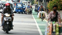 Untuk menjemput rezeki, mereka rela menempuh jarak yang cukup jauh dari tempat biasa mereka berjualan untuk menuju lokasi kawasan Patung Kuda, Jakarta.