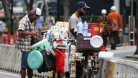 Mayoritas padagang menjajakan aneka minuman di lokasi demonstrasi tersebut.