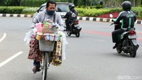 Pedagang asongan menyerbu titik kumpul massa Aliansi BEM Seluruh Indonesia di Patung Kuda, Jakarta, Jumat (16./10/2020).