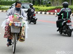 Jemput Rezeki, Pedagang Asongan Serbu Lokasi Demo Omnibus Law