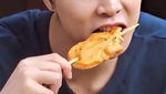 Kerennya Pose Johnny Suh NCT Saat Makan Pizza dan Es Krim
