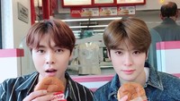 Bersama Jaehyun NCT, Johnny pamer fotonya saat makan burger In-N-Out yang ikonik. Foto: Twitter/NCT Official