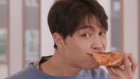 Selain burger, Johnny paling suka menyantap berbagai jenis pizza. Mulai dari yang klasik sampai pizza yang penuh dengan aneka topping. Foto: Twitter/NCT Official