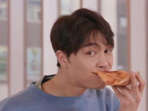 Kerennya Pose Johnny Suh NCT Saat Makan Pizza dan Es Krim