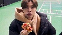 Nah kalu ini pose lahapnya saat menyantap pizza dengan topping pepperoni yang royal di atasnya. Foto: Twitter/NCT Official