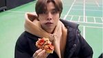Kerennya Pose Johnny Suh NCT Saat Makan Pizza dan Es Krim