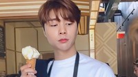 Paling suka dengan es krim, Johnny bisa menghabiskan beberapa cone es krim dalam waktu singkat. Foto: Twitter/NCT Official