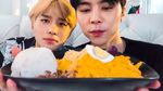 Kerennya Pose Johnny Suh NCT Saat Makan Pizza dan Es Krim