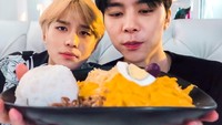 Mirip seperti food vlogger, Johnny pamerkan menu makan siangnya yang berisi sayuran hingga telur rebus. Foto: Twitter/NCT Official