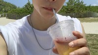 Terakhir foto Johnny menikmati es teh di siang hari ini berhasil membuat para penggemarnya tersenyum.  Foto: Twitter/NCT Official