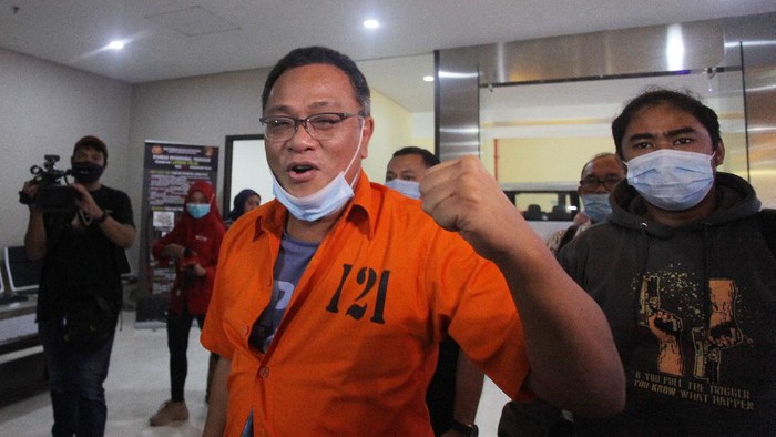 Tersangka Petinggi Komite Eksekutif Koalisi Aksi Menyelamatkan Indonesia (KAMI) Jumhur Hidayat (kanan) tiba untuk menjalani pemeriksaan di gedung Bareskrim Polri, Jakarta, Jumat (16/10/2020). Jumhur Hidayat  diperiksa Direktorat  Siber Bareskrim Polri sebagai tersangka dalam kasus penyebaran informasi yag ditujukan untuk menimbulkan rasa kebencian atau pemberitahuan bohong dengan menerbitkan keonaran dikalangan rakyat terkait penolakan  terhadap pengesahan UU Cipta Kerja. ANTARA FOTO/Reno Esnir/pras. *** Local Caption ***