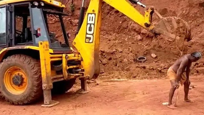 Kakek garuk punggung pakai excavator
