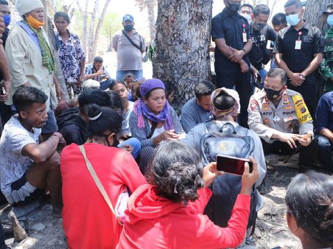 Kapolda NTT Irjen Lotharia Latif berdialog dengan warga Besipae perihal sengketan lahan Pemprov NTT