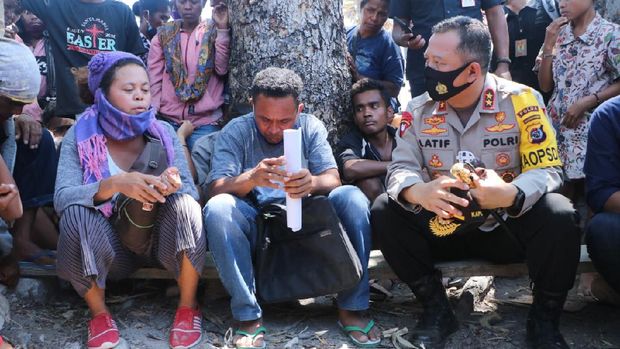 Kapolda NTT Irjen Lotharia Latif berdialog dengan warga Besipae perihal sengketan lahan Pemprov NTT